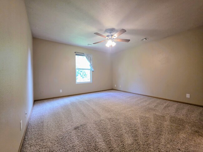 Building Photo - 606 Highland Ridge Dr