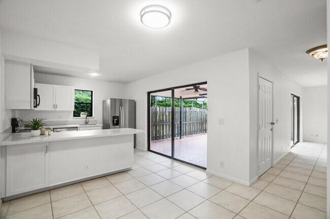 Building Photo - 7690 Courtyard W Run