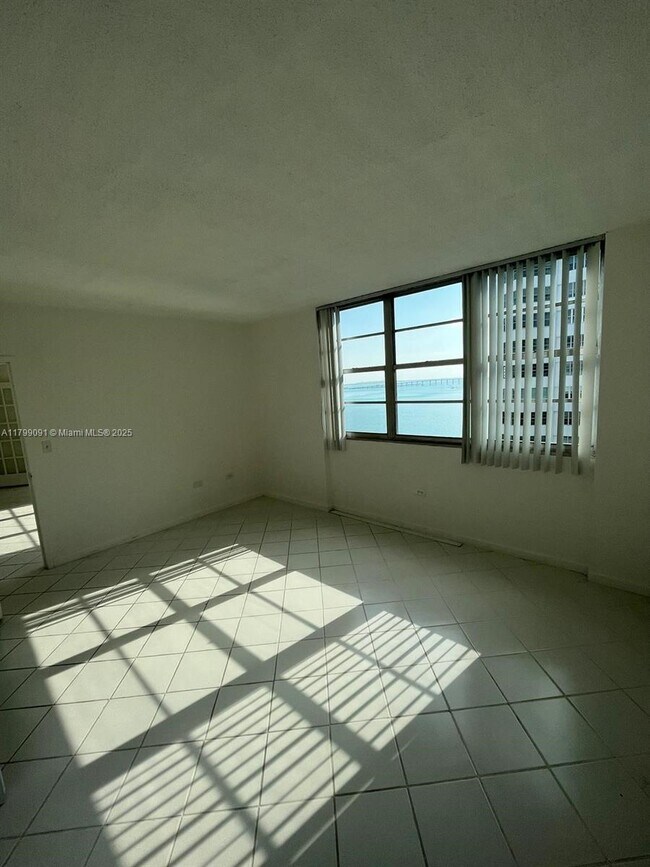 Building Photo - 801 Brickell Bay Dr