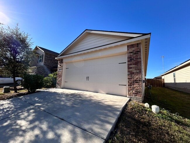 Building Photo - Comfortable 3 Bed / 2 Bath Home with Washer & Dryer and 2-Car Garage