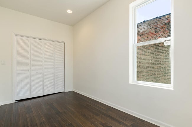 Building Photo - 538 N Hamlin Ave