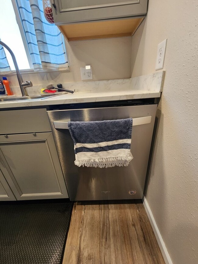 Building Photo - Immaculate 3 bedroom 2 bath split level ho...
