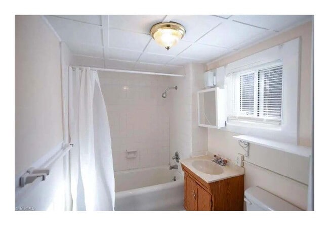 Building Photo - 210 Friendship Cir