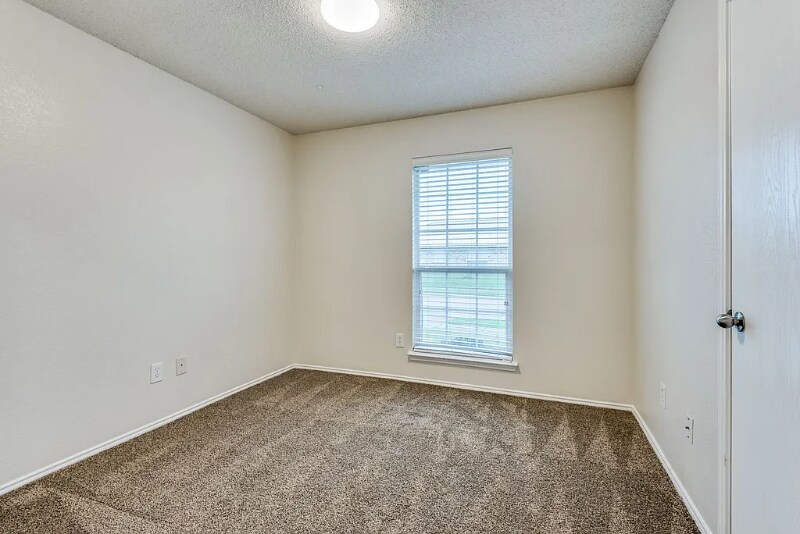 Building Photo - 1611 Venus Dr E