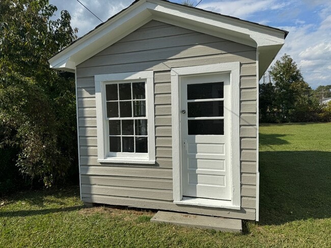 Building Photo - 3 Bedroom House in Fairview Circle