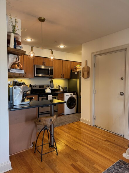 Building Photo - 660 Morton Pl NE