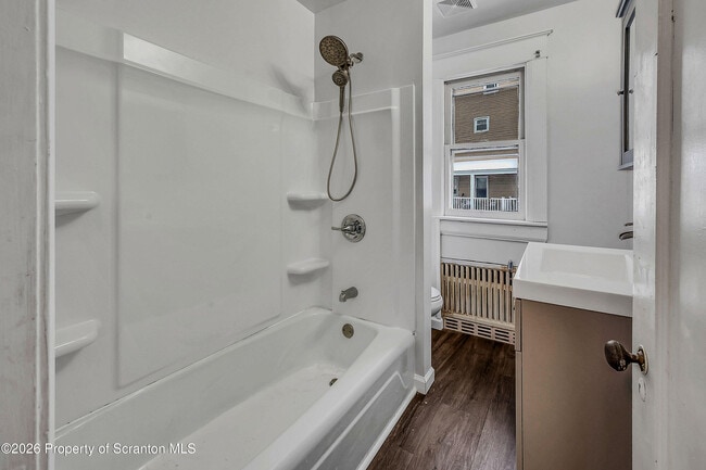 Building Photo - 208 E Warren St