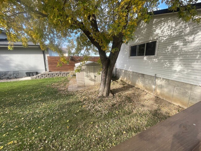 Building Photo - 3 bedroom 2 bathroom lake house for rent!