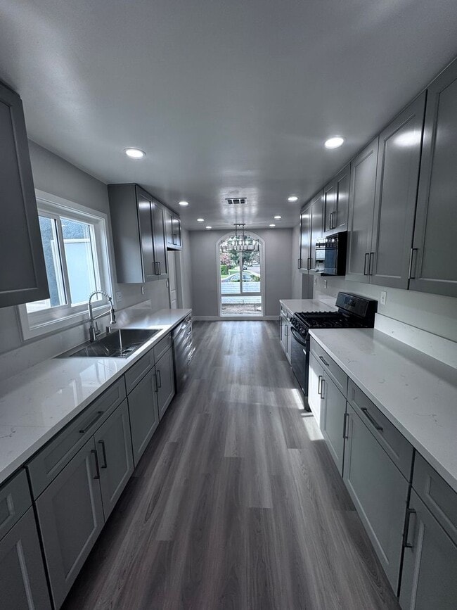 Building Photo - Spacious 3 Bed 2 Bath in Enderle Gardens: ...
