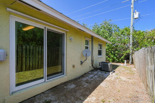 Building Photo - 8839 SE Hobe Ridge Ave
