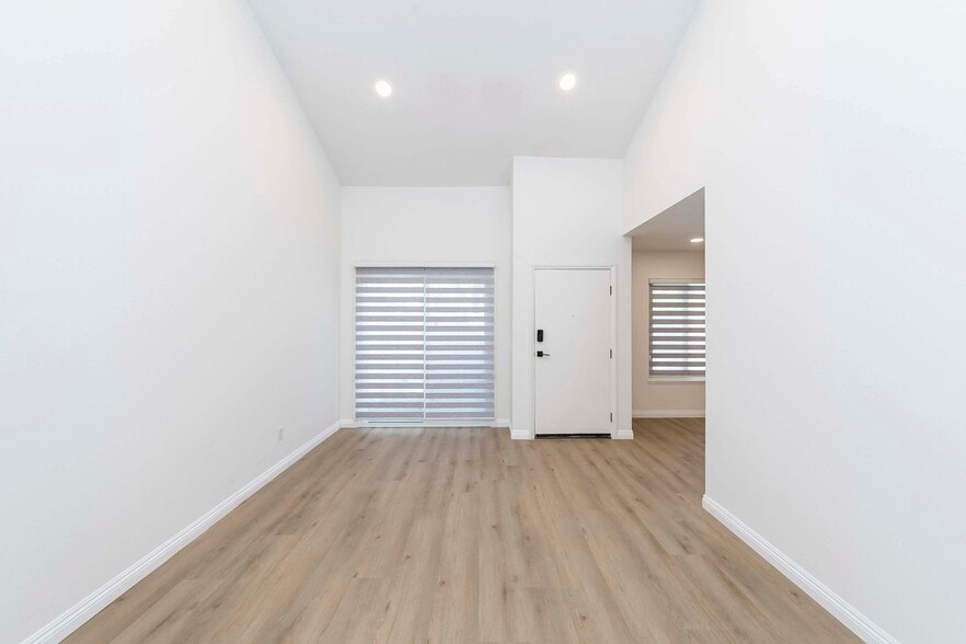 Building Photo - 2423 Coventry Cir