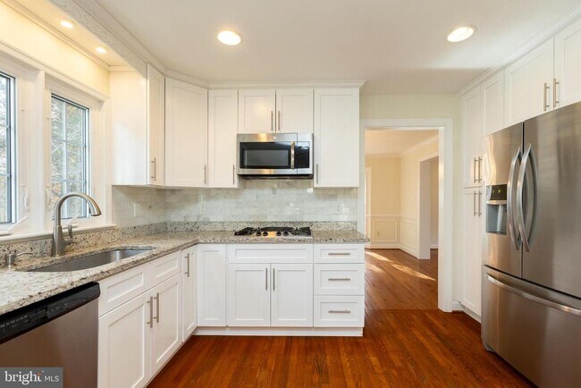 Building Photo - 14209 Floral Park Dr