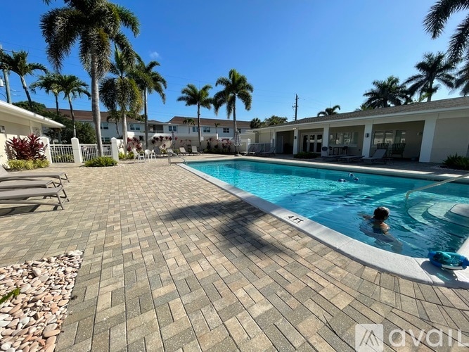 Building Photo - 685 12th Ave S