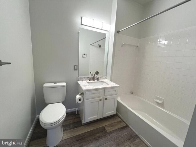 Building Photo - Gorgeous 2bd 2bth updated penthouse condo in sought after New Town community.