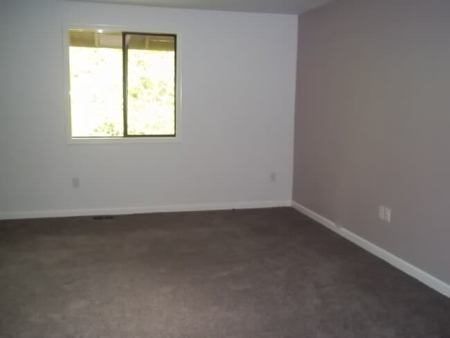 Building Photo - Bellevue Home with Some Nice Upgrades and ...