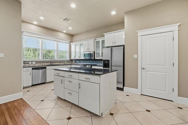 Building Photo - 1305 Cometa St