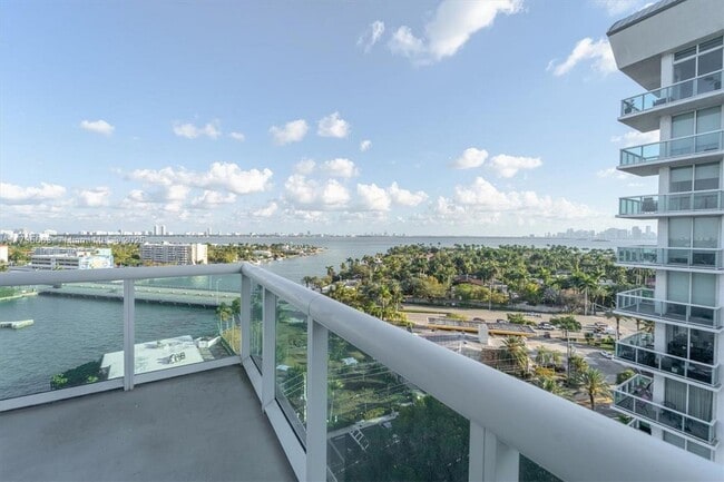 Building Photo - 7910 Harbor Island Dr
