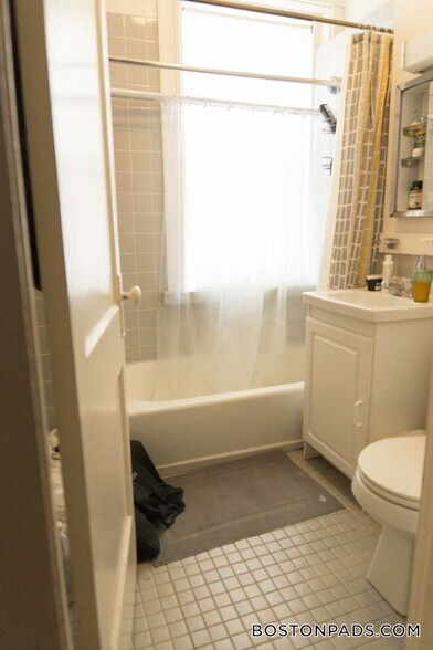 Building Photo - 137 Park Dr