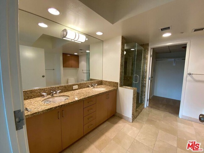 Building Photo - 13700 Marina Pointe Dr