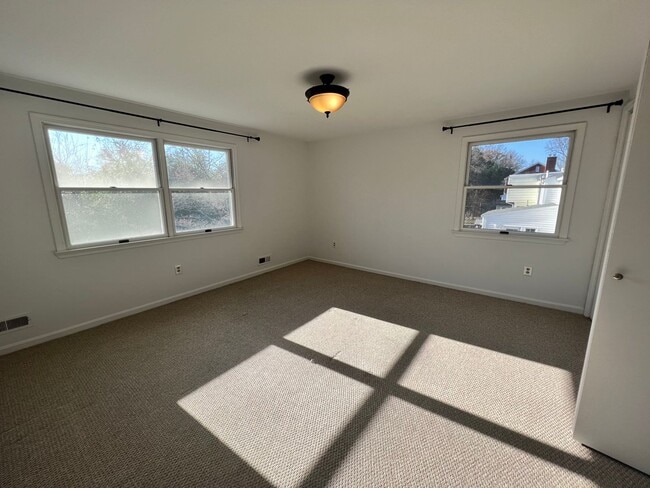 Building Photo - Stunning 4 BR/2.5 BA Single-Family Home in...