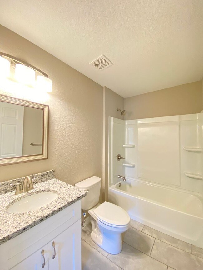 Building Photo - Desirable SW Ocala Neighborhood- 3/2/2 **WON"T LAST**