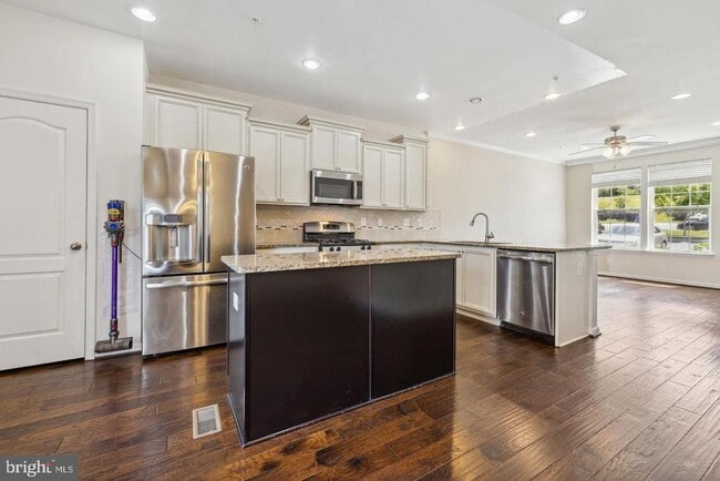 Building Photo - 6252 Newport Ct