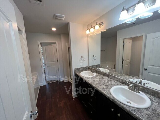 Building Photo - 1010 Brookhaven Dr