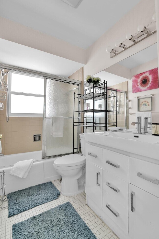 Building Photo - 450 French Royale Cir