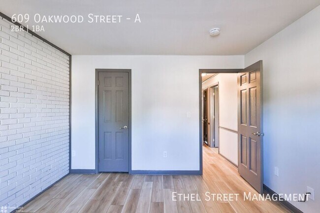 Building Photo - 609 Oakwood St