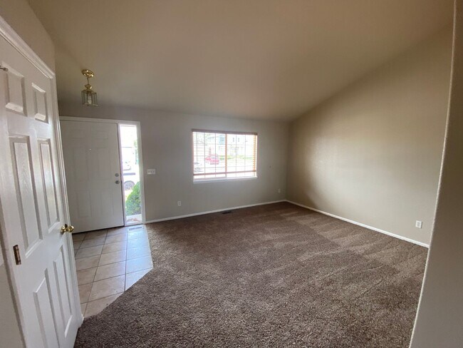 Building Photo - Stetson Hills 3 bedroom House