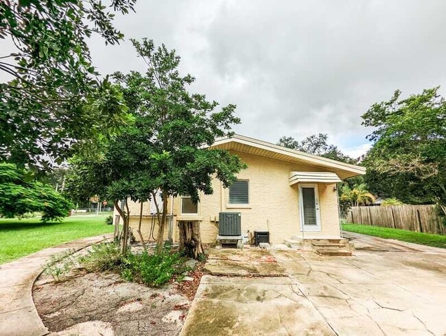 Building Photo - 1013 23rd St W