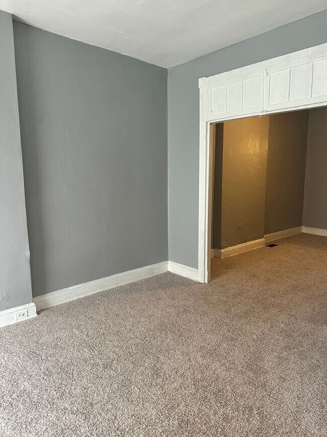 Building Photo - Spacious Rooms! W/D Hook Up! Available Now!