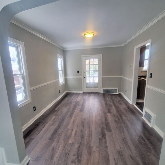 Building Photo - 3 BED 1.5 BATH SINGLE FAMILY HOME IN CLEVE...