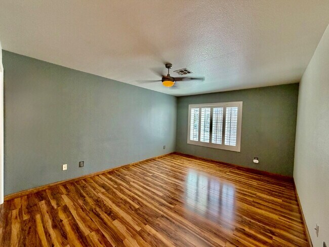 Building Photo - UPGRADED 2 BEDROOM TOWNHOME | SOLAR + PRIVATE YARD | SILVERADO RANCH / HENDERSON