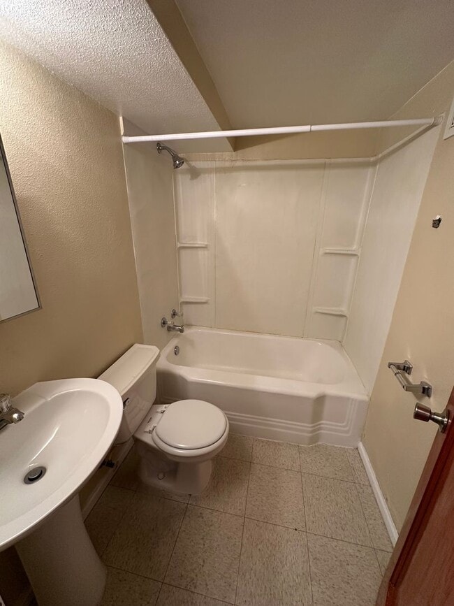 Building Photo - 2 BEDROOMS PLUS BONUS ROOM, 2 BATHROOM, SINGLE FAMILY HOME