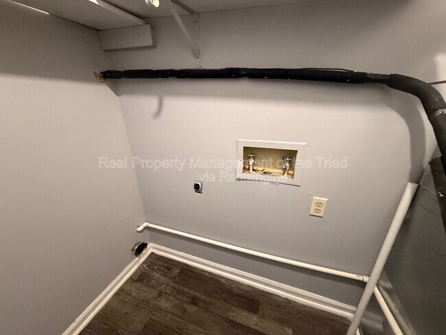 Building Photo - 2406 Markwood Ln SE