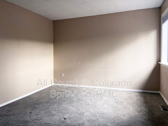 Building Photo - 550 Manor Ct