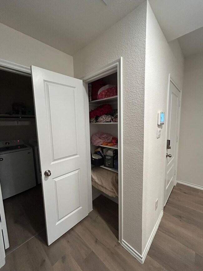 Building Photo - 3 Bedroom 2 Bath