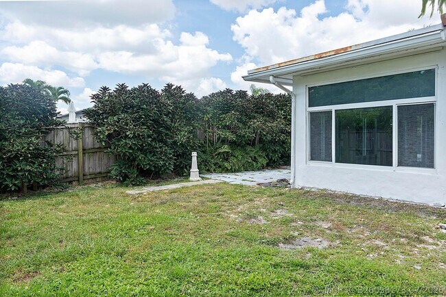 Building Photo - 2910 NE 40th Ct
