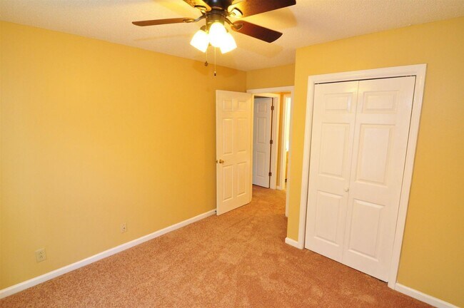 Building Photo - Sweet 3 bed 2.5 ba.  1 car garage in St B