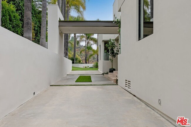 Building Photo - 9405 Sierra Mar Pl