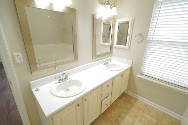 Building Photo - 3 Bed / 2 Bath with Large Yard/Garage in Bucklake area!