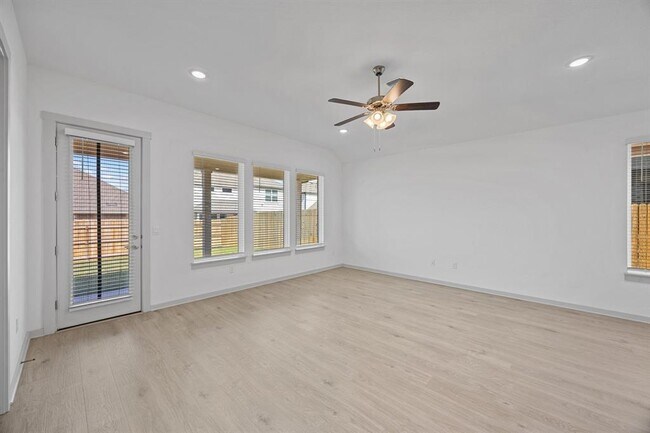 Building Photo - 400 Deerpath St