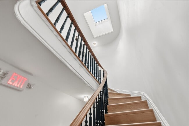 Building Photo - 233 1/2 Summit Ave