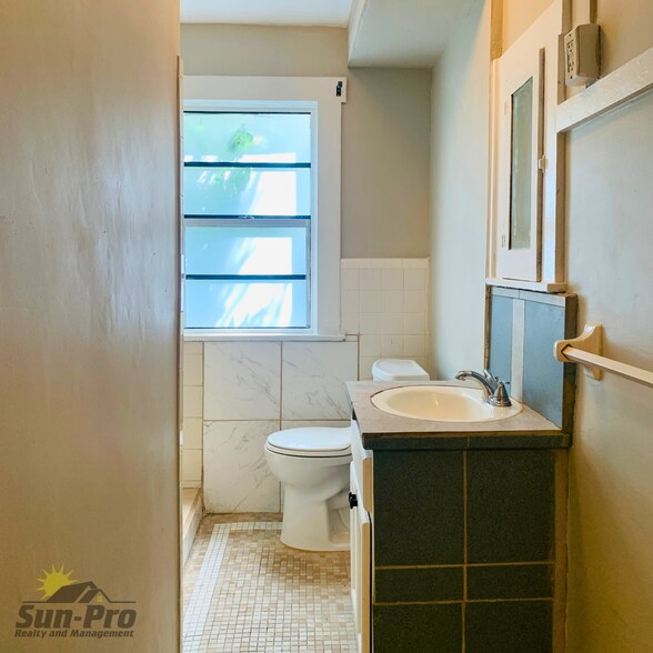 Building Photo - 808 S Grandview Ave