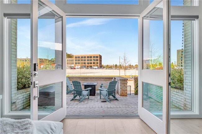 Building Photo - 580 Heatherden Ave