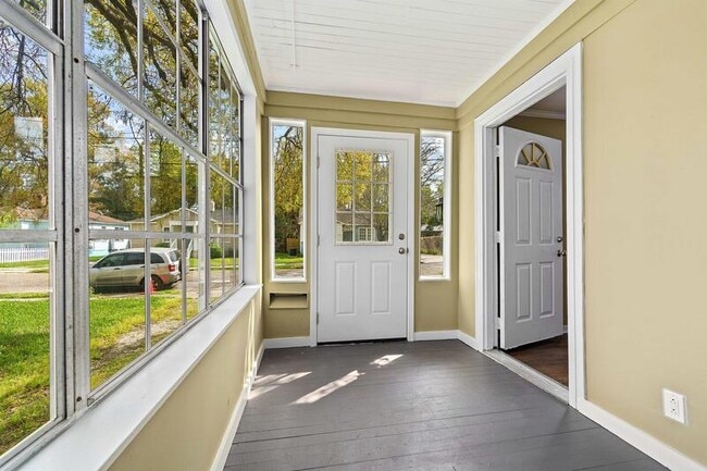 Building Photo - 206 Pinehill Dr
