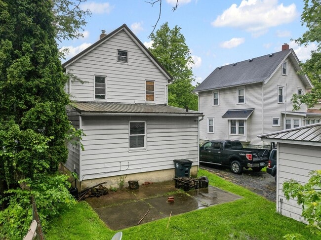 Building Photo - Charming 3BR with Main-Level Suite, Garage...