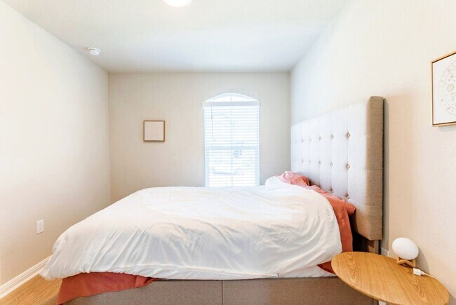 Building Photo - Spacious 4-Bedroom, 2-Bathroom Single Family Home in Austin!