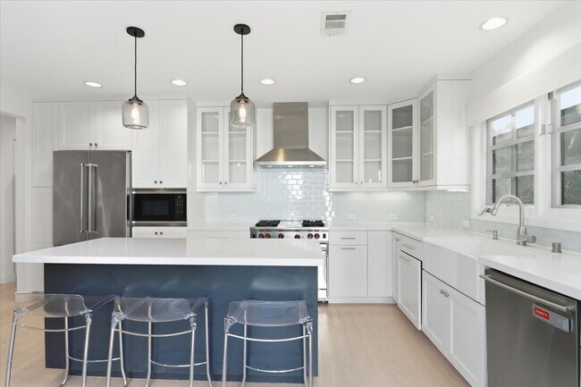 Building Photo - 2156 Linnington Ave